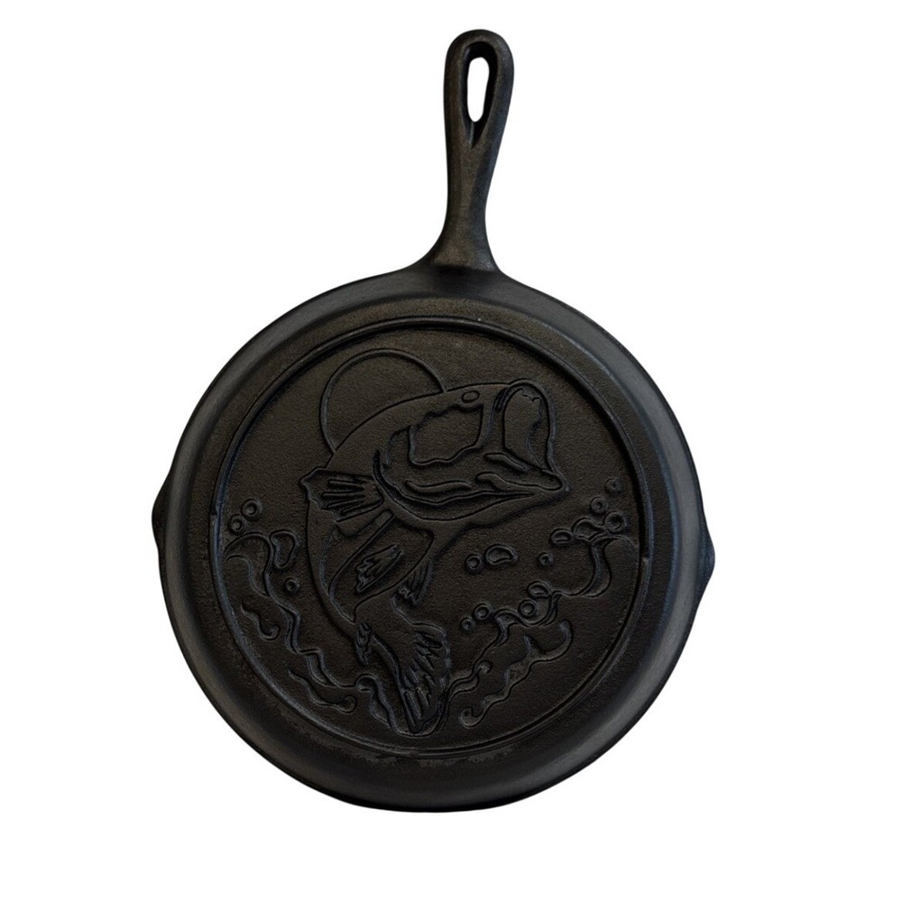 Lodge Cast Iron 10 inch Skillet Largemouth Bass Wildlife Series Fishing‎ Pan USA